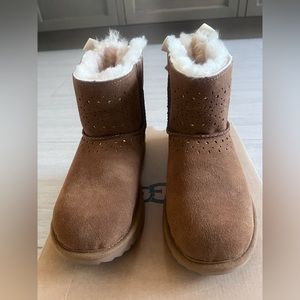 Girls Uggs Boots with Bows, Size 3, New with Box